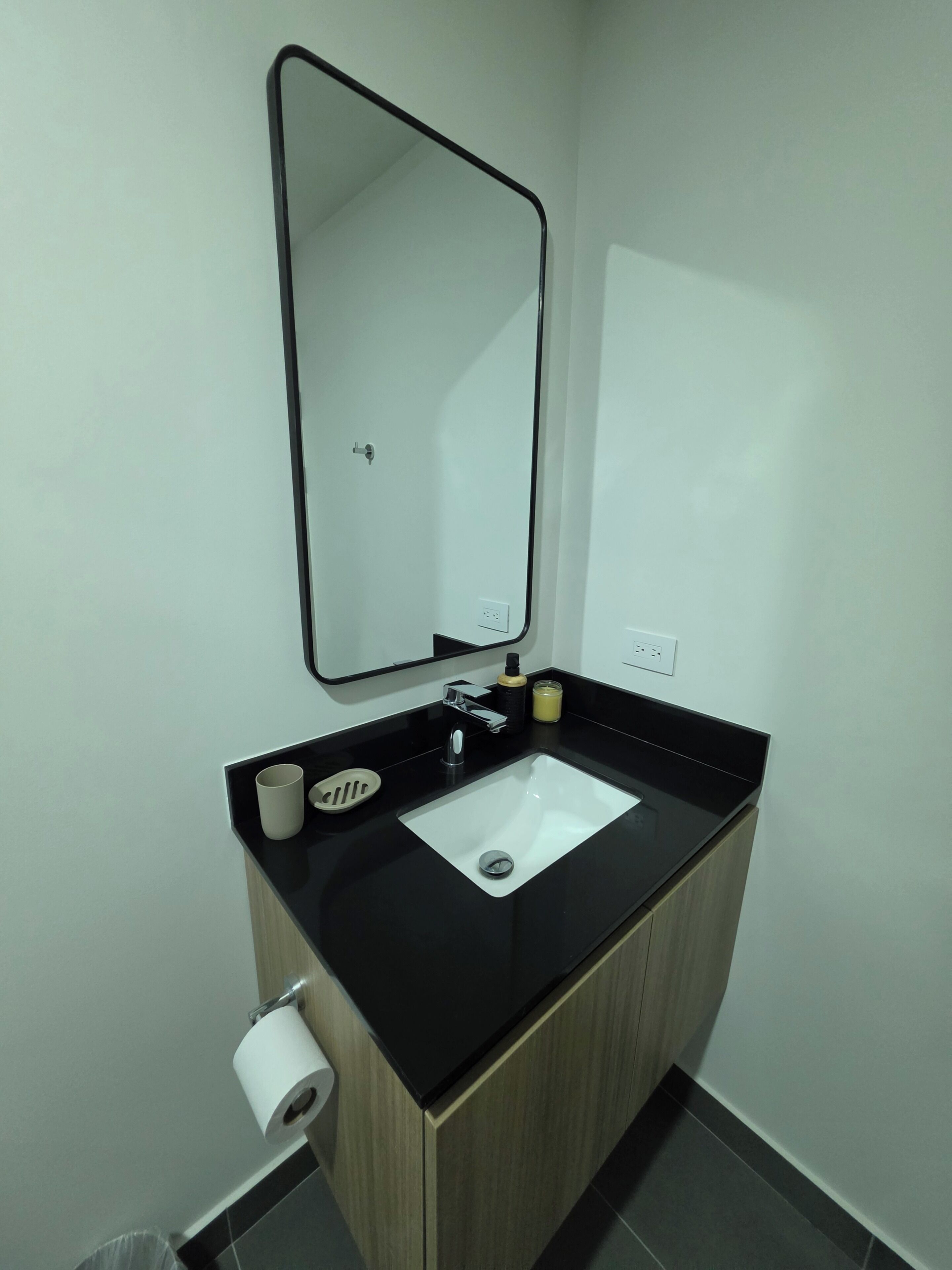 Douche, sèche-cheveux, serviettes fournies, savon