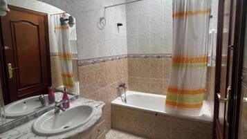 Een haardroger, een bidet, handdoeken, zeep