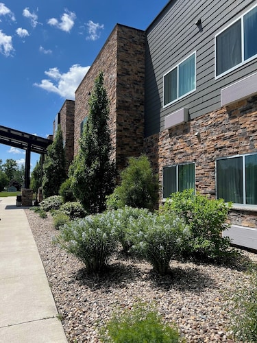 The Grove Inn And Suites