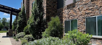 The Grove Inn And Suites