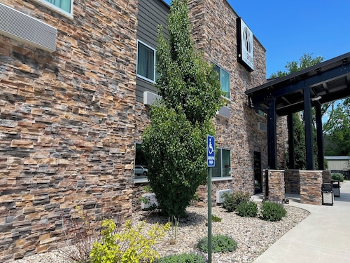 The Grove Inn And Suites