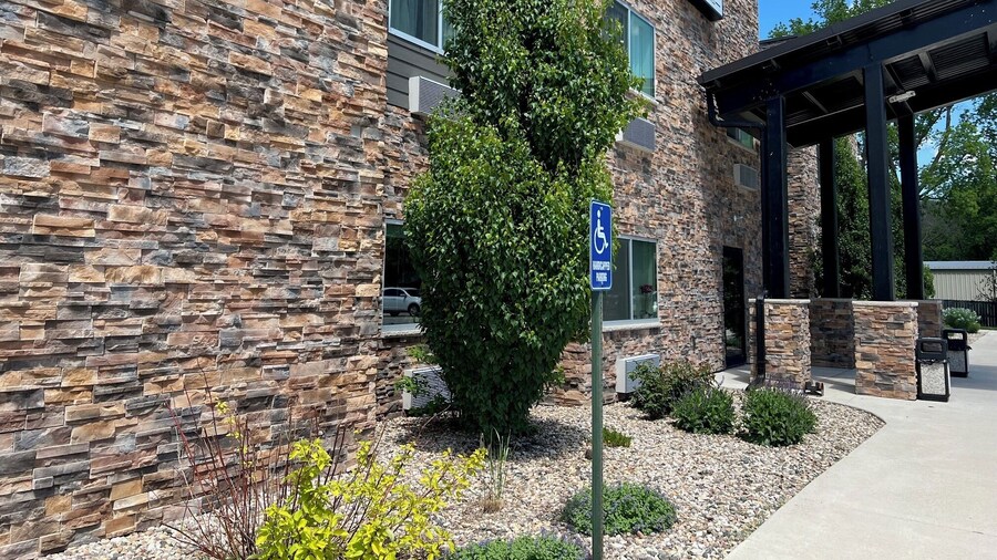 The Grove Inn And Suites