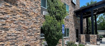 The Grove Inn And Suites