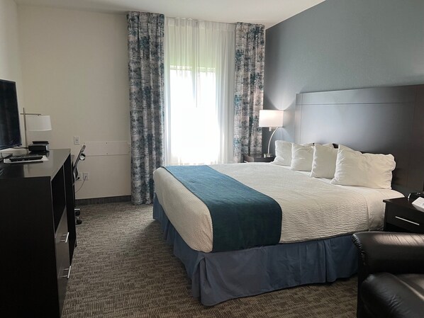 Standard Room, 1 King Bed, Non Smoking | Desk, laptop workspace, blackout drapes, iron/ironing board