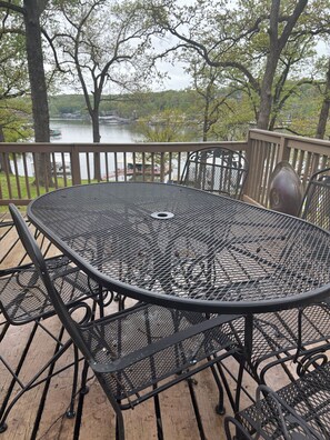 Outdoor dining - Cozy wooded 2-bedroom cottage on the lake in Osage Beach (Osage Beach)