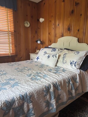 Room - Cozy wooded 2-bedroom cottage on the lake in Osage Beach (Osage Beach)