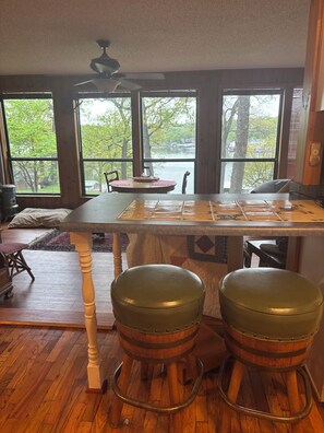 Dining - Cozy wooded 2-bedroom cottage on the lake in Osage Beach (Osage Beach)