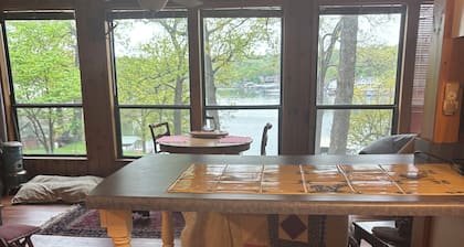 Cozy wooded 2-bedroom cottage on the lake in Osage Beach