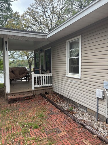 Cozy wooded 2-bedroom cottage on the lake in Osage Beach