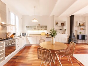 Fridge, microwave, oven, dishwasher - Nou del Teatre - Holiday Apartment in Girona | Bravissimo (Girona)
