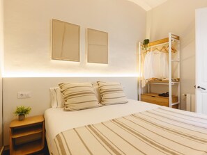Iron/ironing board, Internet, bed sheets - Nou del Teatre - Holiday Apartment in Girona | Bravissimo (Girona)