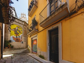 Exterior detail - Nou del Teatre - Holiday Apartment in Girona | Bravissimo (Girona)