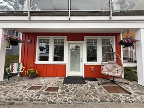 Exterior - Cozy Ocean Gateway apartment (Sooke)