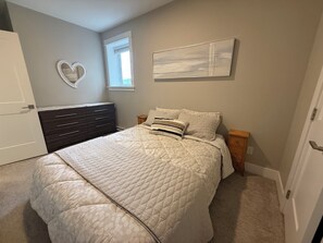 1 bedroom, iron/ironing board, free WiFi, bed sheets - Cozy Ocean Gateway apartment (Sooke)