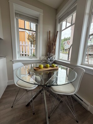 Dining - Cozy Ocean Gateway apartment (Sooke)