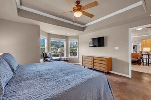 5 bedrooms, desk, free WiFi, bed sheets