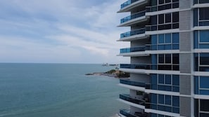 A multi-story hotel with balconies overlooking the sea. - Stunning mountain ocean view 2 beds 2 baths Gorgona (Nueva Gorgona)