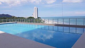 Une piscine avec vue sur la plage et l’océan.