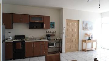 Microwave, oven, dishwasher, coffee/tea maker