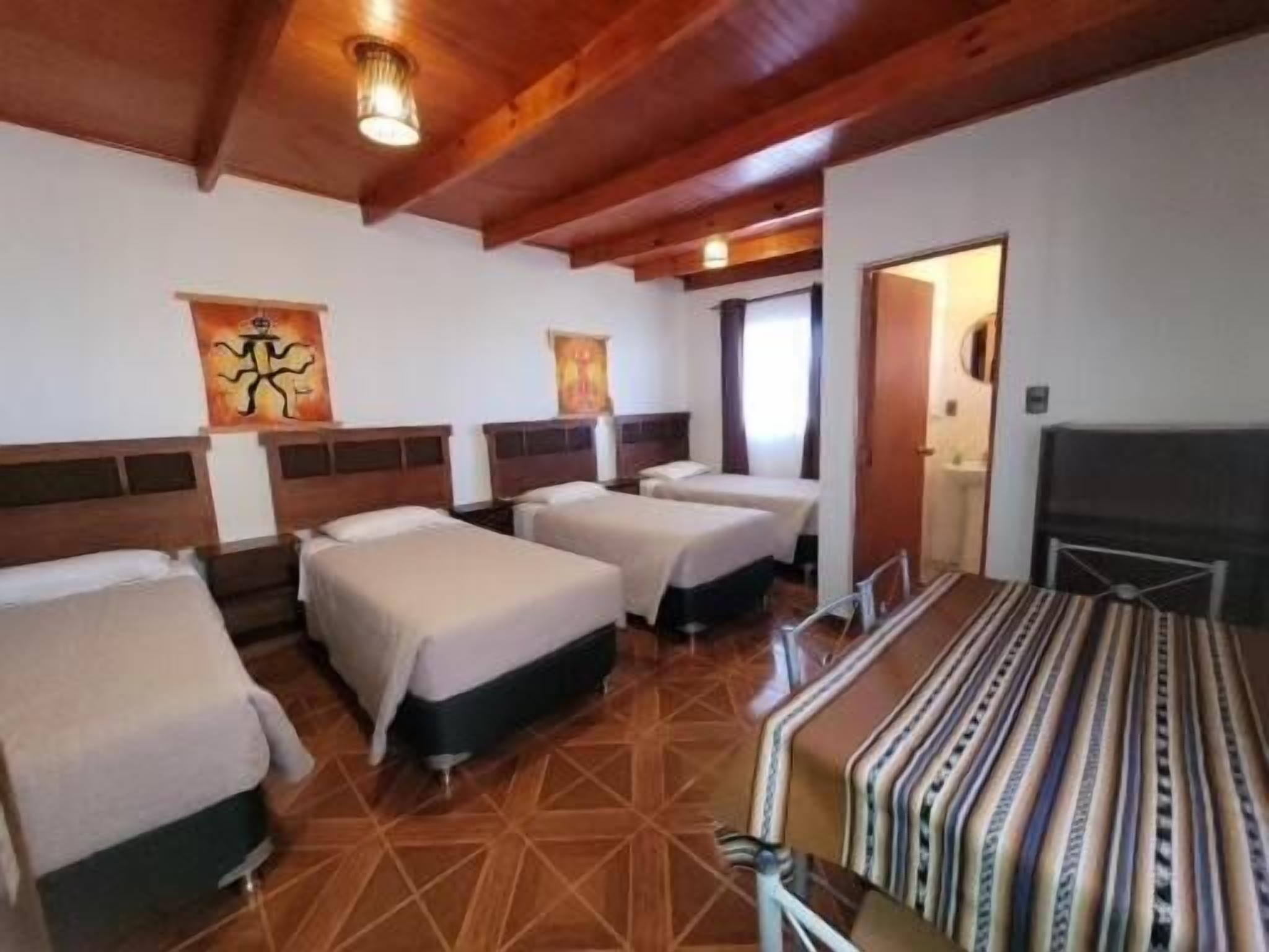 Quarto quádruplo clássico, para não fumantes, serviço de arrumação | Cofres nos quartos, Wi-Fi de cortesia