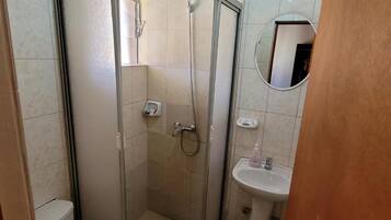 Classic Room, Balcony | Bathroom
