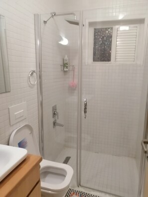 Een haardroger, handdoeken, zeep, shampoo