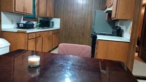 Private kitchen - Sweet Monroe is in a safe neighborhood close to amenities (Ashdown)