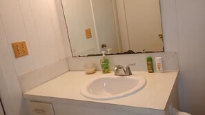Towels, soap, toilet paper - Sweet Monroe is in a safe neighborhood close to amenities (Ashdown)