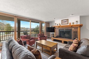 Condo (2 Bedrooms) | Front of property - Lenawee #1734 (Keystone)