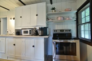 Private kitchen - Cottage - 1 Queen Bed (Himrod)