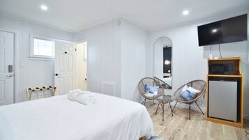 Iron/ironing board, free WiFi, bed sheets