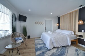 Room - SIngle Room - 1 King Bed -Valley View (Himrod)