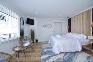 Room - SIngle Room - 1 King Bed -Valley View (Himrod)