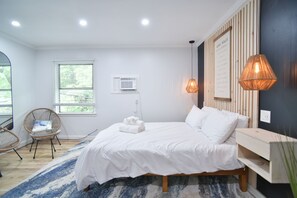 Room - SIngle Room - 1 Queen Bed -Valley View (Himrod)