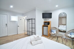 Room - SIngle Room - 1 Queen Bed -Valley View (Himrod)