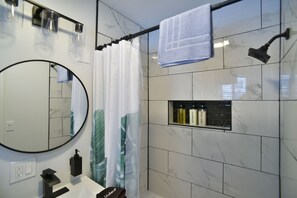 Bathroom - SIngle Room - 1 Queen Bed -Valley View (Himrod)