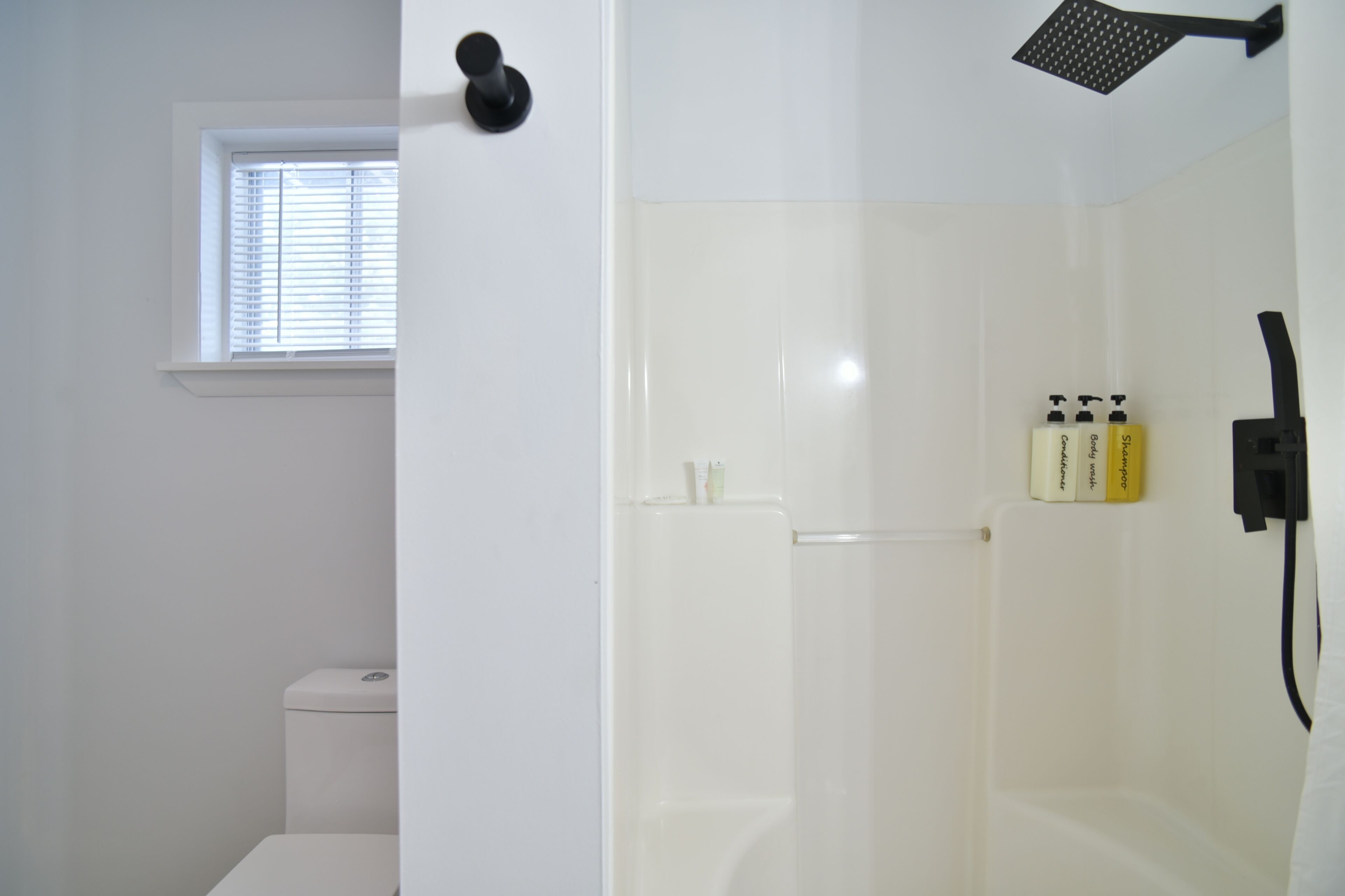 Douche, séchoir à cheveux, serviettes fournies