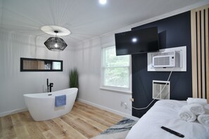 Room - SIngle Room - 1 Queen Bed - Tub  -Valley View (Himrod)
