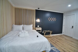 Room - SIngle Room - 1 Queen Bed - Tub  -Valley View (Himrod)