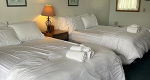 Room - Double Room - 2 Queen Beds - Partial Lake View (Himrod)