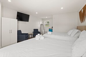 Room - Double Room - 2 Queen Beds - Partial Lake View (Himrod)