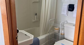 Bathroom - Double Room - 2 Queen Beds - Partial Lake View (Himrod)