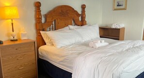 Room - Single Room - 1 King Bed -Partial Lake View (Himrod)