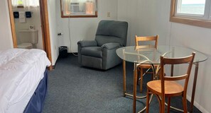 Room - Single Room - 1 King Bed -Partial Lake View (Himrod)