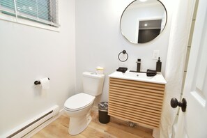 Bathroom - Double Room - 2 Queen Beds - Pool View (Himrod)