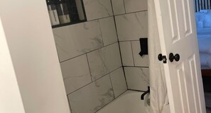Bathroom - Suite - 2 Bedrooms - Pool View (Himrod)