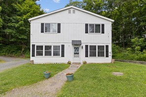 Exterior - Family House - 6 Bedrooms - Seneca Lake (Himrod)