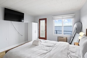 Room - Single Room - 1 Queen Bed -Valley View (Himrod)