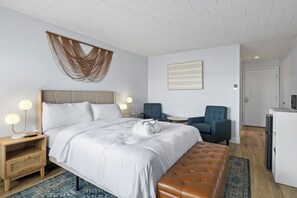 Room - Single Room - 1 Queen Bed -Valley View (Himrod)