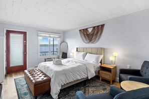 Room - Single Room - 1 Queen Bed -Valley View (Himrod)